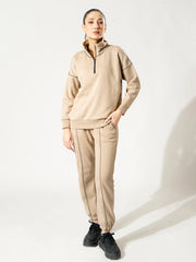 Full-length front view of Calca Natural Sand winter matching set featuring a zip-neck sweatshirt and relaxed trousers