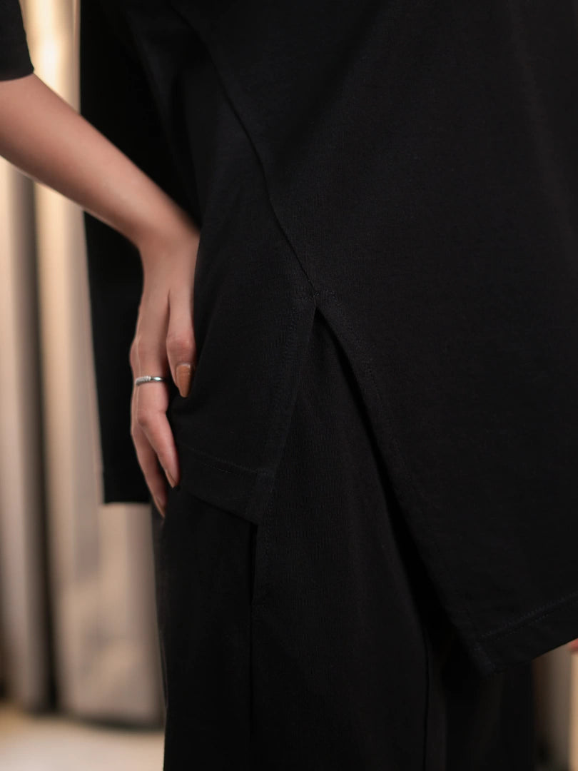 sorelle-black-oversized-top-side-slit-detail